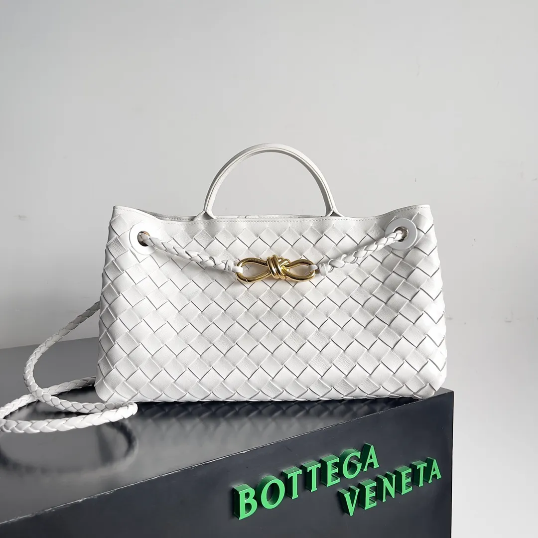 BV 1960 BV Lin Xinru, Ken Dou, Zhou Yutong, Zhu Zhu and other similar models, Andiamo Italian Let'go's new horizontal version design is more refined and elegant. The horizontal version presents a light and fashionable feeling that is more suitable for the body shape of Asian girls. The actual upper body is really awesome! Practicality and elegance coexist! 🉑️Carry it by hand, shoulder or crossbody, the law of true fragrance🥳 Style number: 754990 Size: 29*10*18